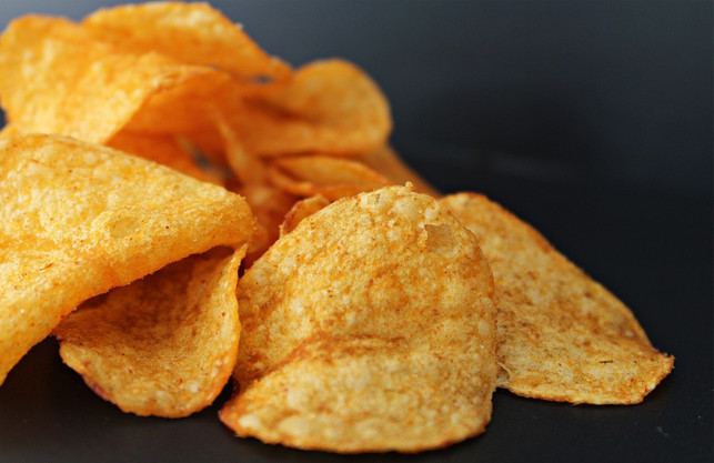 gemuesechips-und-kartoffelchips-sind-sich-in-kalori-cc0-pixabay-avantrend-231222_download Gemüsechips und Kartoffelchips sind sich in Kalorien und Fettgehalt sehr ähnlich.