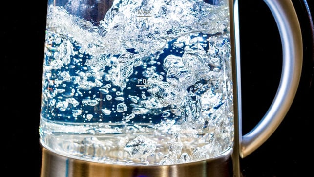 wasserkocher-ohne-plastik-cc0-pixabay-josch13-240625 Zu viel für ein Balkonkraftwerk: Ein Wasserkocher benötigt viel Leistung u