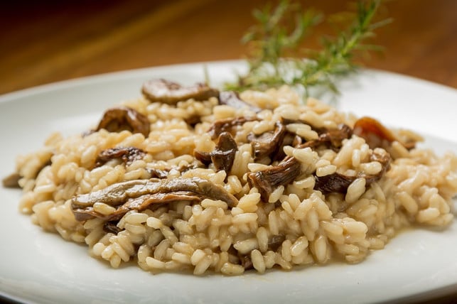 bei-einem-pilzrisotto-eignen-sich-knoblauch-und-mu-cc0-pixabay-jefersonurias-241219_download Bei einem Pilzrisotto eignen sich Knoblauch und Muskat gut, um den Reis zu würzen.