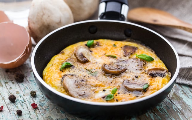 Omelette with mushrooms Nachdem die Masse stockt, kannst du den Pilz-Schmarrn in kleine Stücke zerteilen.