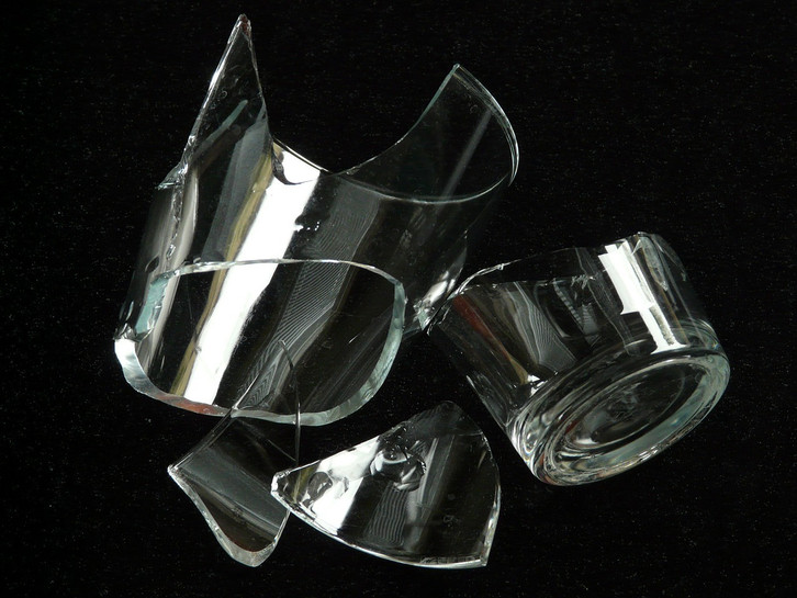 Dürfen Deckel mit in den Altglascontainer? Die Antwort ist eindeutig