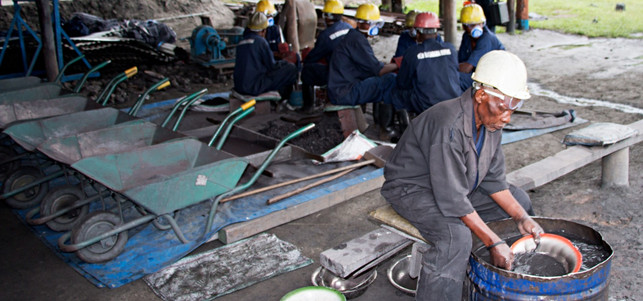 Wolfram waschen in der Mine Wolfram waschen in der Mine – einer der Konfliktrohstoffe