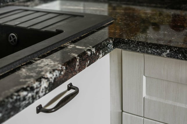 um-deine-granitspuele-zu-reinigen-benoetigst-du-led-cc0-pixabay-liudmilab-210819_download Um deine Granitspüle zu reinigen, benötigst du lediglich einen Schwamm, ein Tuch zum Trocknen und mildes Reinigungsmittel.