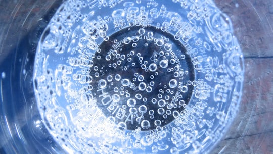 wasser-kohlensaeure-ungesund-pb-hebiB-221026-1280c720 Ist Wasser mit Kohlensäure ungesund?