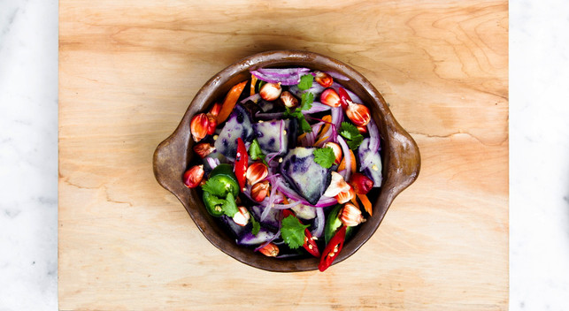 A photo by Monstruo Estudio. unsplash.com/photos/lQy6mHZ7fYk Rohkost-Fans kann gesund, aber auch ungesund sein: oft fehlen Calcium, Zink, und einige Vitamine