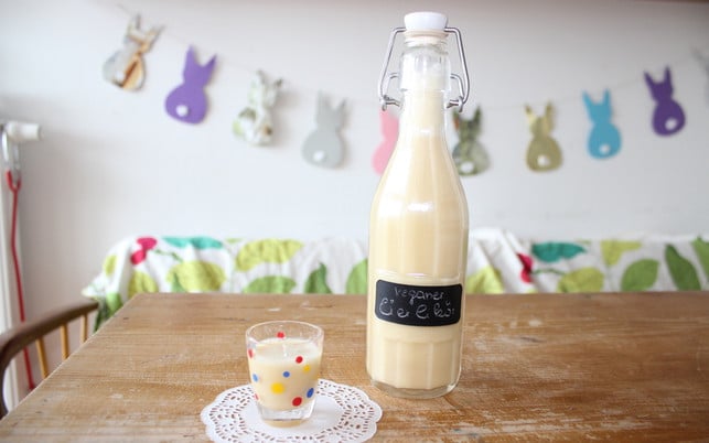 ostergeschenke-1-eierlikoer-p-katharina-bliem-170306-1280x800 Über dieses DIY-Ostergeschenk freuen sich nicht nur Veganer.