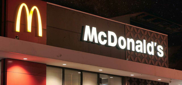 McDonalds-Filiale bei Nacht