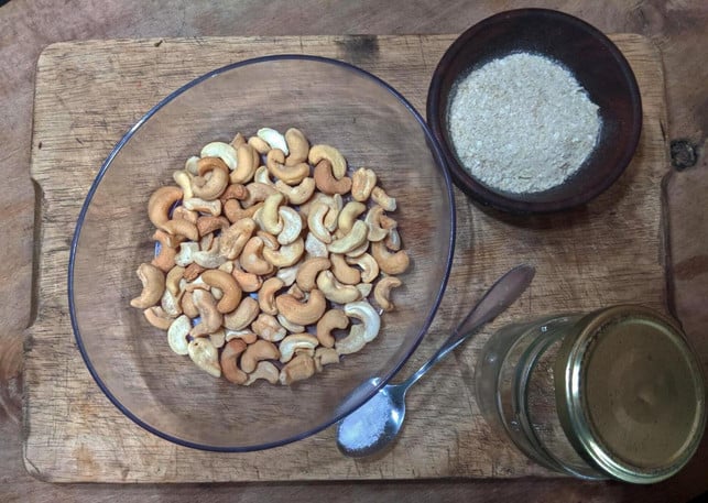 veganer-parmesan-aus-cashewkerne-hefeflocken-und-pascal-thiele-utopiade-190829_download Veganer Parmesan besteht aus Cashewkernen, Hefeflocken und Salz.