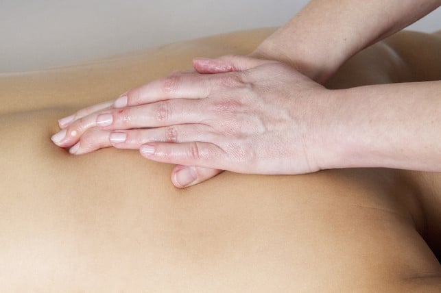 eine-massage-wird-besonders-angenehm-mit-aetherisch-cc0-public-domain-pixabay-carjens-171107_download Eine Massage wird besonders angenehm mit ätherischen Ölen.
