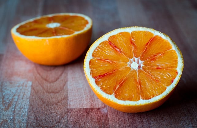 orangenoel-enthaelt-terpene-die-helfen-klebrig-gew-cc0-pixabay-moiranazzari-220206_download Wenn Kunststoff klebrig wird, eignet sich Orangenölreiniger, um das Problem zu lösen.