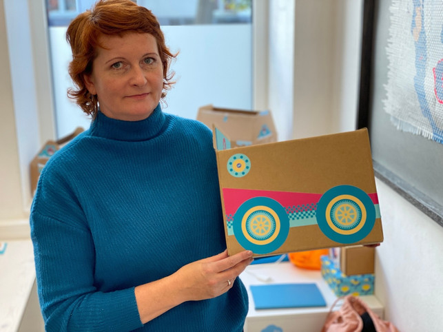 plan b: Fair spielen Spielzeug-Versandkartons statt Müll.