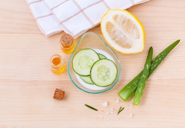 gurken-zitronen-und-aloe-vera-sind-natuerliche-zut-cc0-pixabay-kerdkanno-190419_download Gurken, Zitronen und Aloe-Vera sind natürliche Zutaten, aus denen du leicht ein erfrischendes und feuchtigkeitsspendendes Gesichtswasser herstellen kannst.