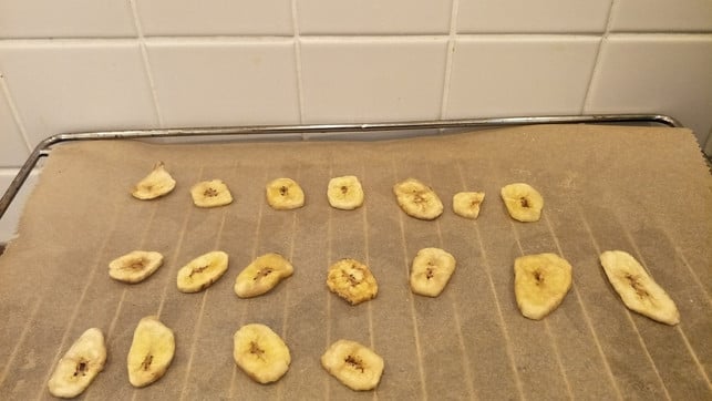 fertige-bananenchips-aus-dem-ofen-sven-christian-schulz-utopia-171109_download Fertige Bananenchips sind mehrere Monate haltbar.