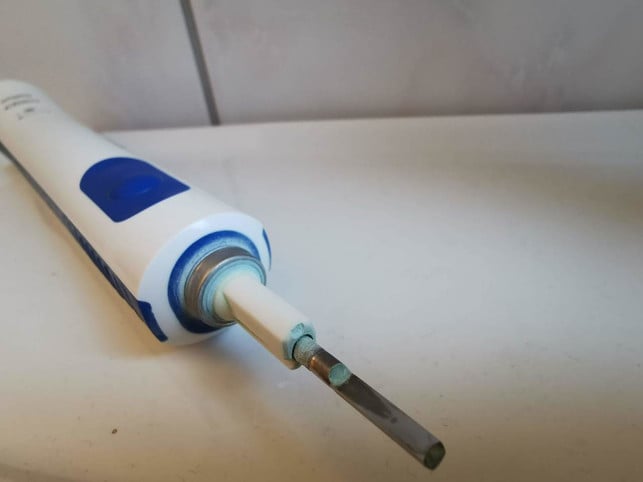 gegen-kalk-an-der-elektrischen-zahnbuerste-hilft-es-sven-christian-schulz-utopia-201230_download Gegen Kalk an einer elektrischen Zahnbürste hilft Essig.