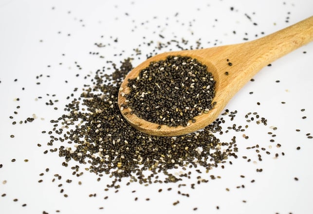 chiasamen-sind-die-samen-der-kalifornischen-chia-cc0-pixabay-valeriaja-181116_download Chiasamen sind proteinreich und daher gut als Zutat für Low-Carb-Brötchen geeignet.