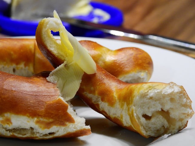 am-besten-schmecken-deine-brezen-frisch-und-mit-et-cc0-pixabay-bru-no-190812_download Am besten schmecken deine Brezen frisch und mit etwas (veganer) Butter oder Margarine.