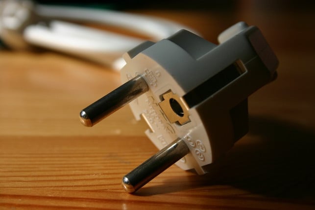 in-schuko-steckern-gibt-es-passende-einbuchtungen-cc0-pixabay-delilchen-231004_download In Schuko-Steckern gibt es passende Einbuchtungen für die Metallschlaufen in den Steckdosen.