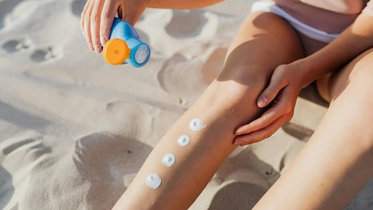 sonnencreme-eincremen-e-Kaboompicscom-250526 Sonnencreme: Welche schützt zuverlässig? Öko-Test prüft 26 Sonnencremes.