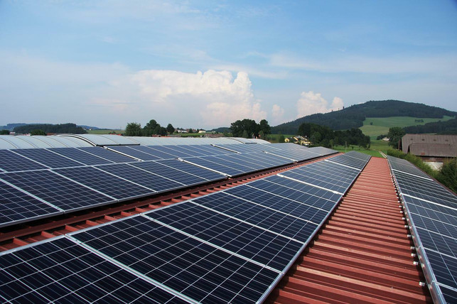 eine-photovoltaikanlage-kann-den-strombedarf-der-w-cc0-pixabay-schropferoval-220819_download Eine eigene Photovoltaikanlage ist eine gute Voraussetzung, um eine Wärmepumpe nachzurüsten.