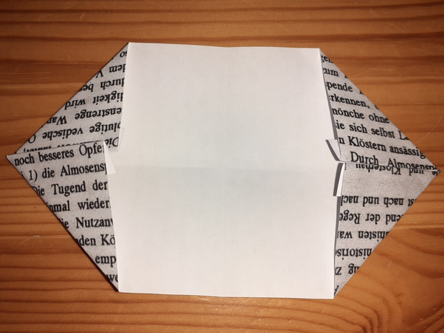 schmetterling-basteln-die-enden-werden-zur-mitte-utopiadechantal-gilbrich-191115_download Schmetterling basteln: Die Enden werden zur Mitte hin umgeknickt.