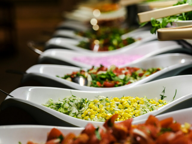 At warm temperatures, harmful germs can quickly develop even on a buffet.