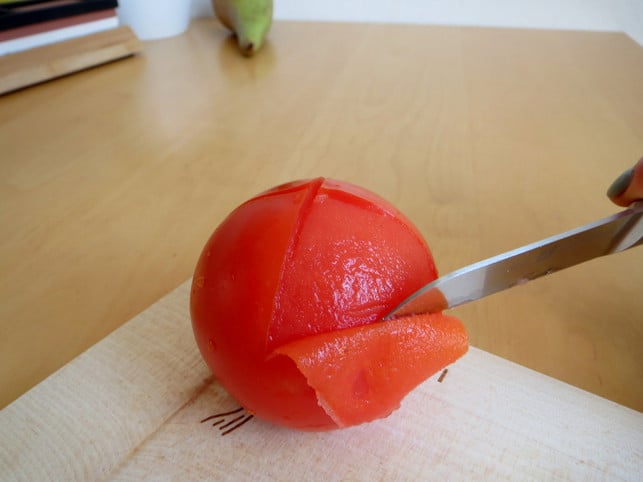 tomate-von-der-eingeritzen-stelle-aus-schaelen-utopia-leonie-barghorn-180327_download Tomate von der eingeritzen Stelle aus schälen.