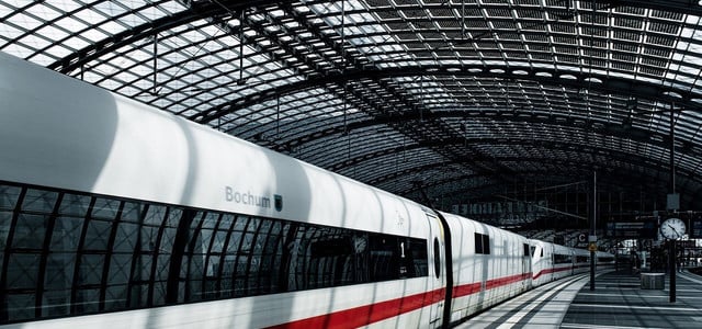 Die weißen Platten mit den Rillen sind am Bahnsteig zur Orientierung da.