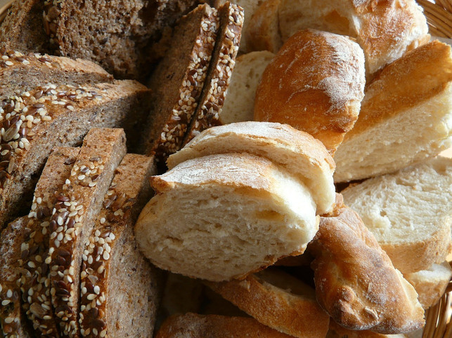 weissbrot-ergibt-helle-semmelbroesel-dunkles-brot-e-cc0-pixabay-hans-180815_download Weißbrot ergibt helle Semmelbrösel, dunkles Brot eignet sich für eine kräftige, braune Panade.