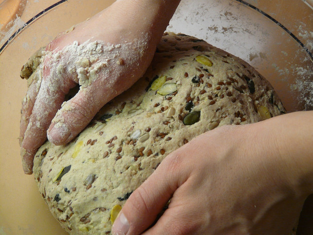 ergaenze-das-haferflockenbrot-zum-beispiel-mit-sonn-cc0-pixabay-hans-200106_download Ergänze das Haferflockenbrot zum Beispiel mit Sonnenblumenkernen.