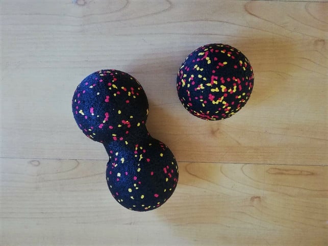mit-einem-doppel-faszienball-oder-einem-einfachen-victoria-clauss-utopia-210618_download Mit einem Doppel-Faszienball oder einem einfachen Faszienball kannst du selbstständig verklebte Faszien lösen.