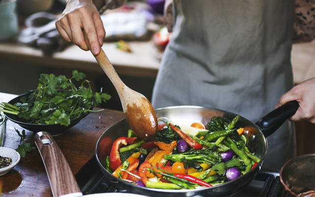 am-besten-entdeckst-du-die-vegetarische-kueche-wen-rawpixelcom-stockadobecom-190702_download Am besten entdeckst du die vegetarische Küche, wenn du selbst kochst.