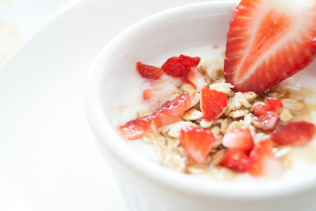 ein-muesli-mit-haferflocken-und-erdbeeren-versorgt-cc0-pixabay-free-photos-180317_download Ein Müsli mit Haferflocken und Erdbeeren versorgt dich schon morgens mit Vitamin C und Eisen.