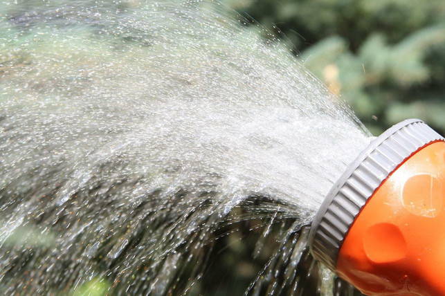die-bewaesserung-vom-garten-solltest-du-effizient-g-cc0-pixabay-1239652-220728_download Das Rasensprengen solltest du möglichst wassersparend gestalten.