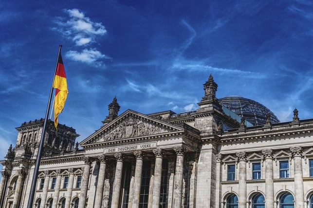 Der Deutsche Bundestag Auch die Politik äußert sich zum Thema Deglobalisierung und möchte diese verhindern.