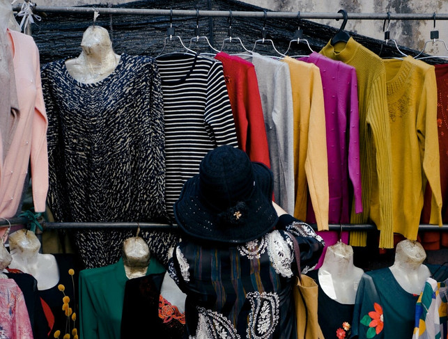 du-musst-nicht-alles-neu-kaufen-bunte-farben-fuer-cc0-unsplash-billow926-230316_download Du musst nicht alles neu kaufen – bunte Farben für den Dopamine-Dressing-Trend findest du auch auf Flohmärkten.