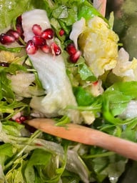 Weihnachtlich: Salat mit Maronen und Granatapfelkernen Vegetarisches Weihnachtsessen: Salat mit Maronen und Granatapfelkernen