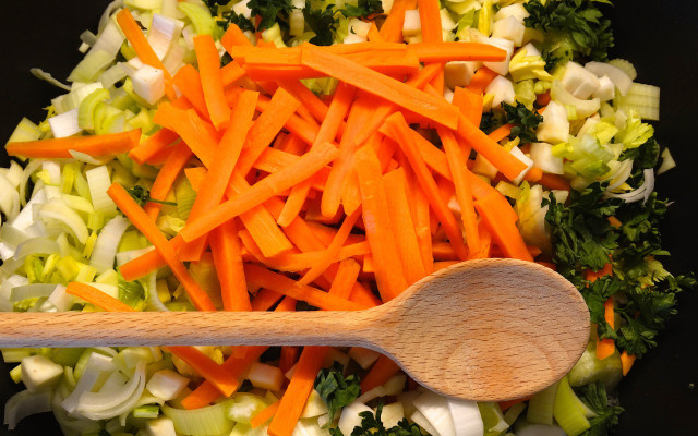 mit-frischem-gemuese-schmeckt-der-moehreneintopf-gle-cc0-pixabay-422737-190125 Mit frischem Gemüse schmeckt der Möhreneintopf gleich viel besser.