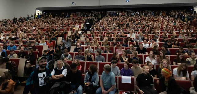 an-der-vollversammlung-in-leipzig-nahmen-circa-130-tobias-moeritz-190525_download An der Vollversammlung in Leipzig nahmen circa 1300 Studierende teil.