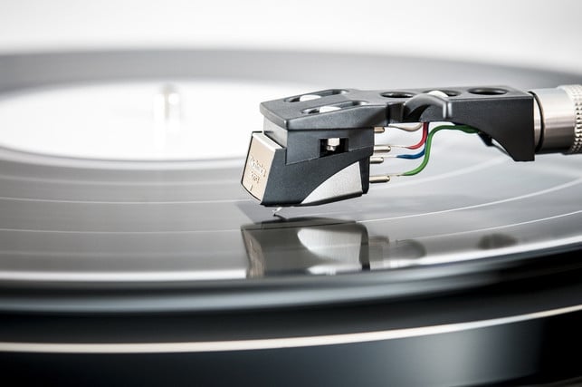 den-plattenspieler-gruendlich-saeubern-mit-hausmitte-cc0-pixabay-free-photos-180628_download Schallplatten reinigen gelingt gut mit Hausmitteln.