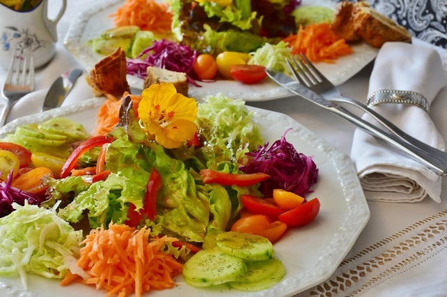 karottensalat-mit-dressing-ist-ein-haeufiger-bestan-cc0-pixabay-ritae-190915_download Karottensalat mit Dressing ist ein häufiger Bestandteil von Salatplatten.
