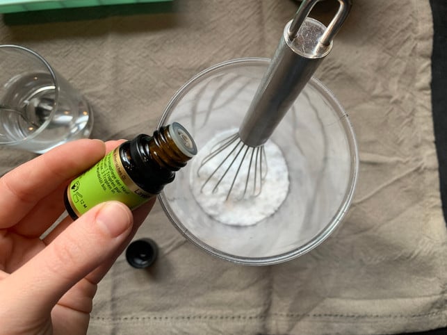 fuer-einen-frischen-duft-kannst-du-aetherisches-oel-i-laura-hintereder-utopia-230530_download Für einen frischen Duft kannst du ätherisches Öl in deine WC-Tabs geben.