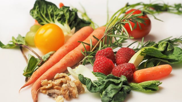 veganerinnen-muessen-nicht-unter-einem-b12-mangel-cc0-pixabay-dbreen-240508_download DGE ändert Position zu veganer Ernährung