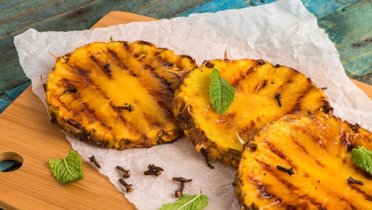 Grilled pineapple slices ananas grillen