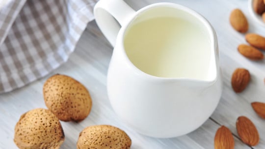 mandelmilch-colourboxde-tetiana-vitsenko-170717 Mandelmilch