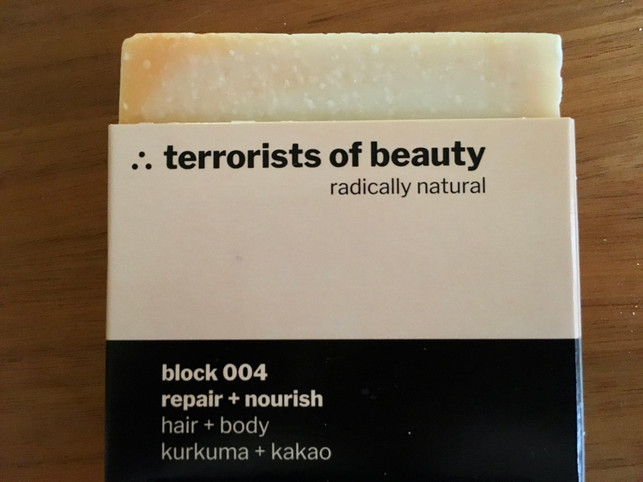 terrorists-of-beauty-seifen-block-mit-kurkuma-und-martina-naumann-utopia-230515_download Terrorists of Beauty: Seifen-Block mit Kurkuma und Kakao.