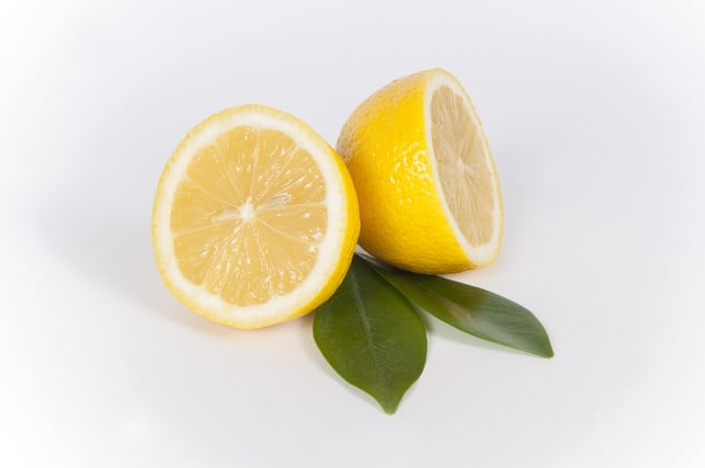 schon-eine-kleine-menge-zitronensaft-hilft-beim-en-cc0-pixabay-azzurrodesign-200828_download Schon eine kleine Menge Zitronensaft hilft beim Entfernen eines Curryflecks.