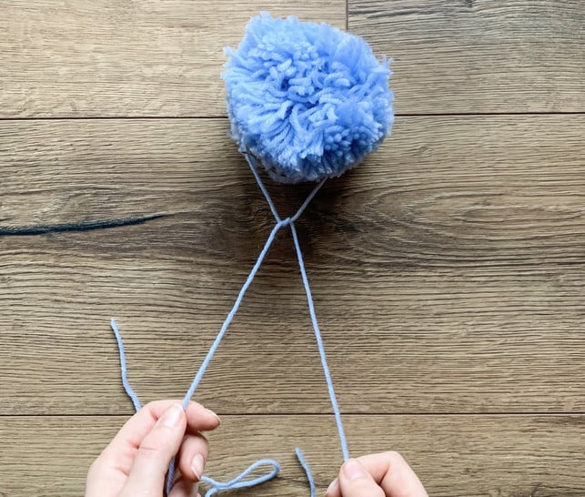 den-bommel-mit-einem-zusaetzlichen-faden-festknoten-katrin-baab-utopia-191227_download Den Bommel mit einem zusätzlichen Faden festknoten.