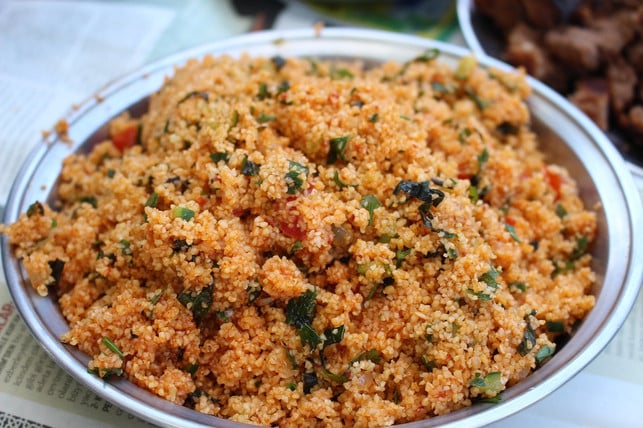 der-bulgur-wird-zu-einer-klebenden-masse-verknetet-cc0-pixabay-sulox32-180723_download Der Bulgur wird für pflanzliches Çiğ Köfte zu einer klebenden Masse verknetet.