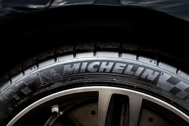 Autoreifen von Michelin erzeugen weniger Reifenabrieb. Autoreifen von Michelin erzeugen weniger Reifenabrieb.