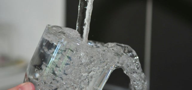 haare-haut-wasser-pb-com77380-170301-1280x600 Ausreichend Wasser trinken ist wichtig für die Haut.